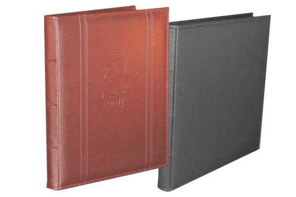 Agenda de escritorio abierta con hojas couche mate