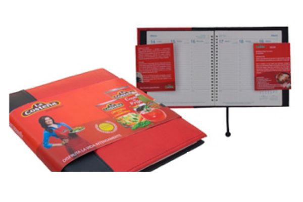 Detalle de funda curpiel cosido en agenda de escritorio