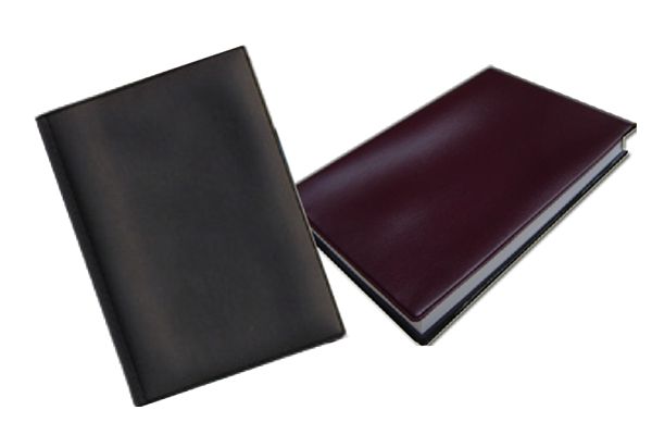 Agenda memorándum abierta con hojas couche mate