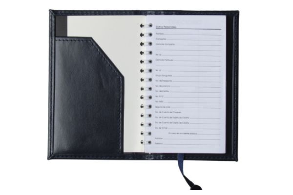 Detalle de curpiel cosido en directorio mini