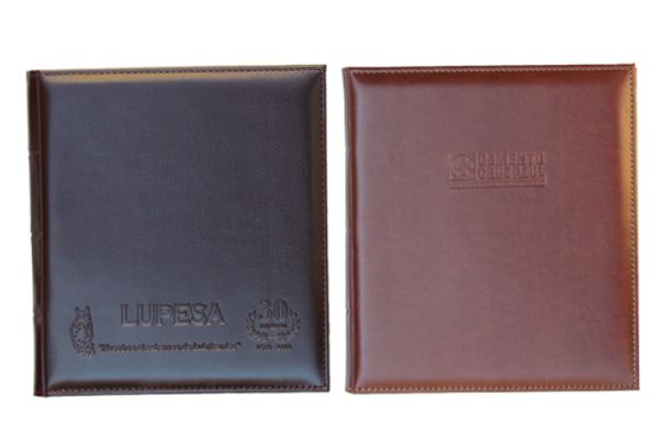 Agenda de escritorio abierta con hojas couche mate